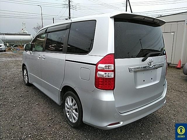 2013 TOYOTA NOAH SI